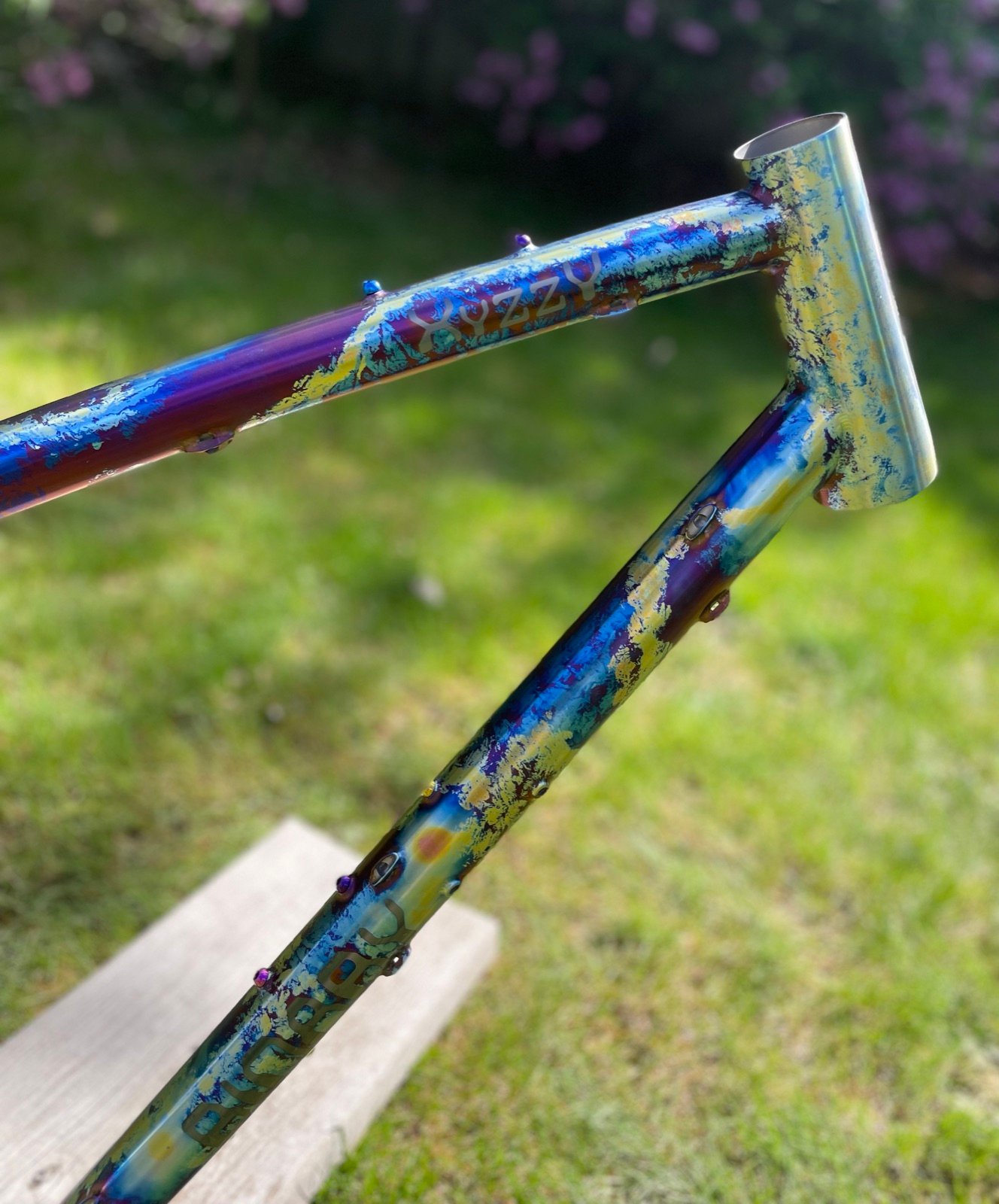 Close-up of blue and gold ti-dye speckle on a head tube